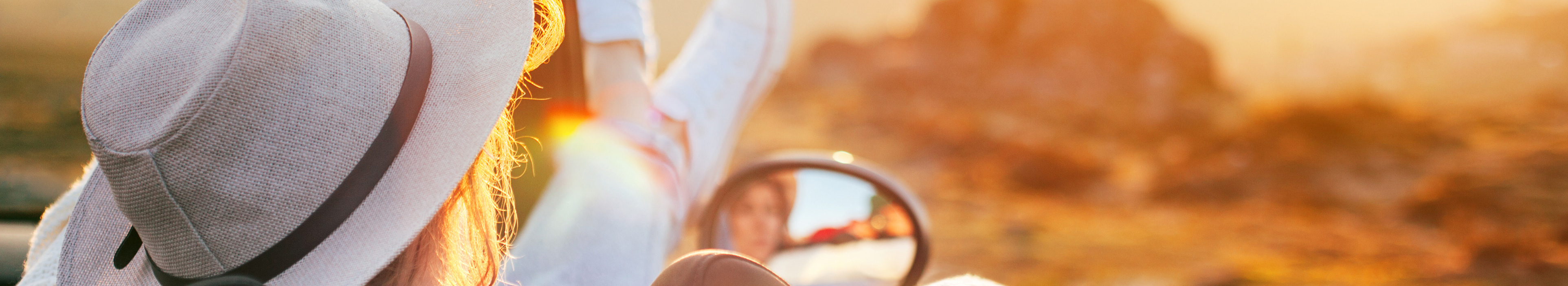 Frau ruht sich aus im Cabrio, um die Aussicht zu genießen