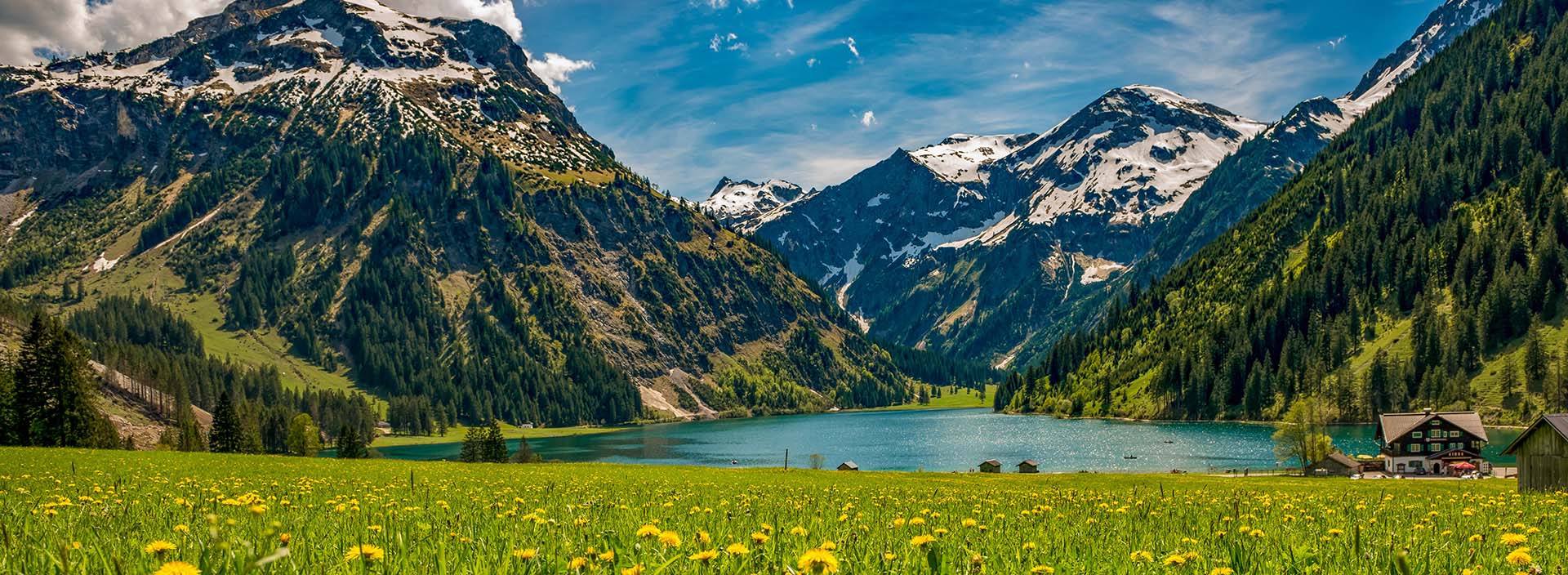 Blick auf See und Berge in Österreich