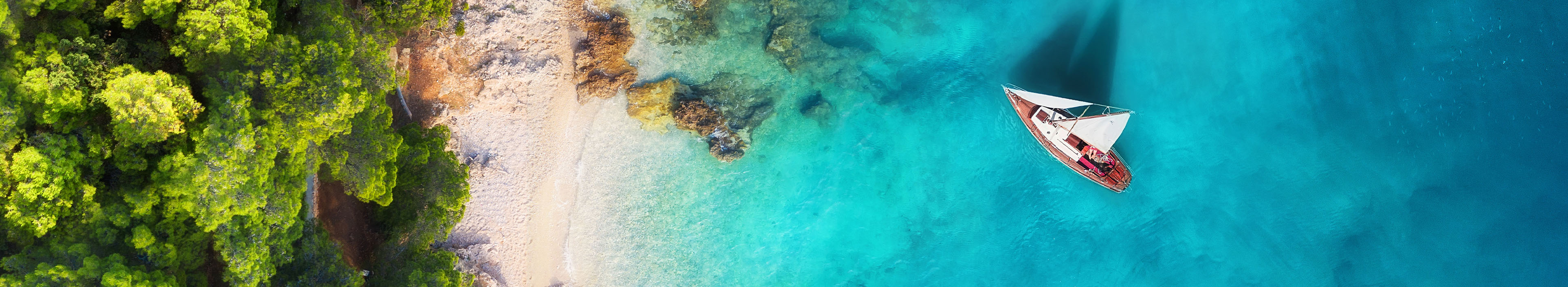 Meer mit Strandabschnitt