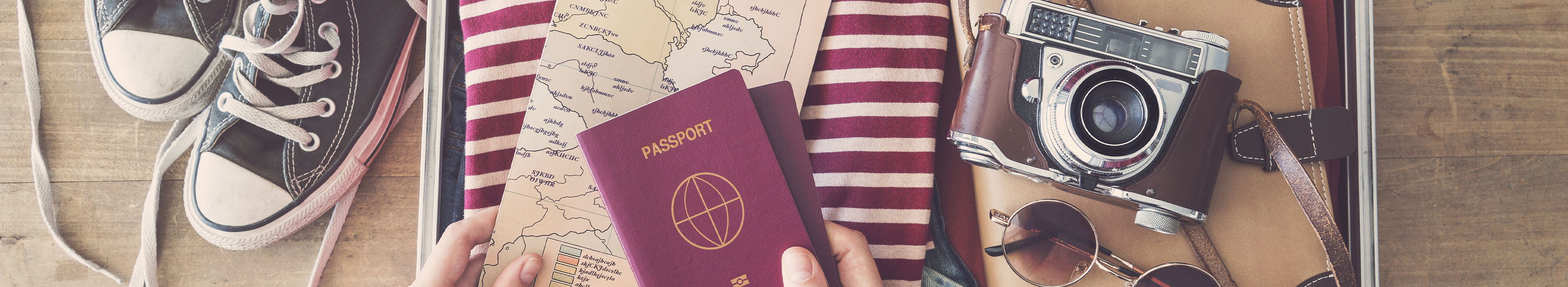 Koffer mit Klamotten, Schuhe, und Reisepass