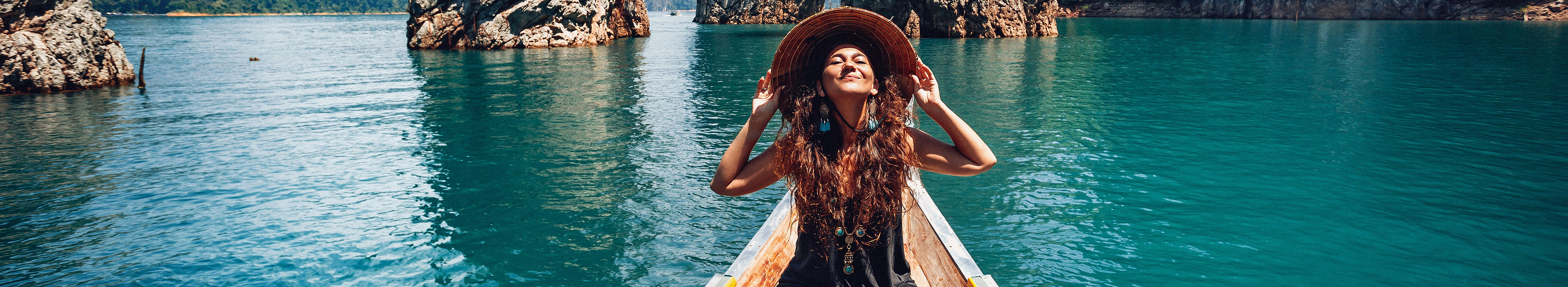 Junge Frau sitzt im Boot