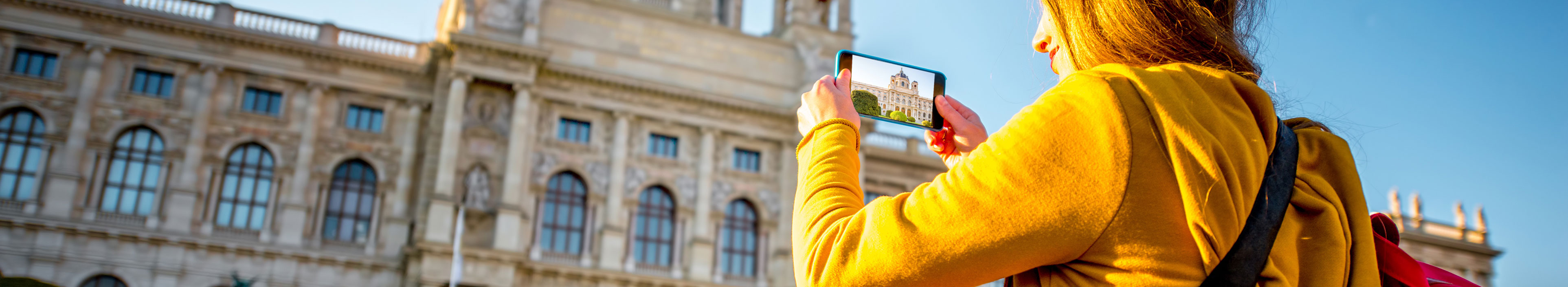 Frau fotografiert das Kunsthistorischen Museum in Wien