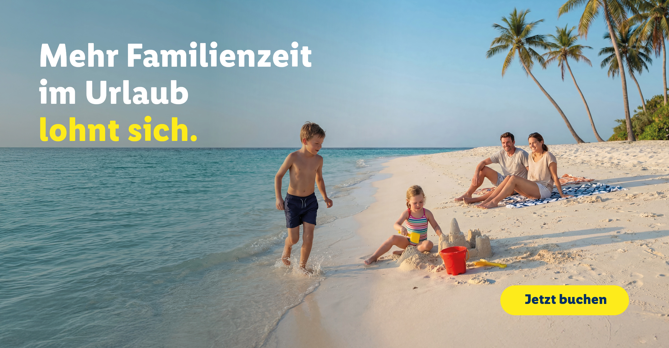 Eine Familie entspannt während des Familienurlaubs am Strand.