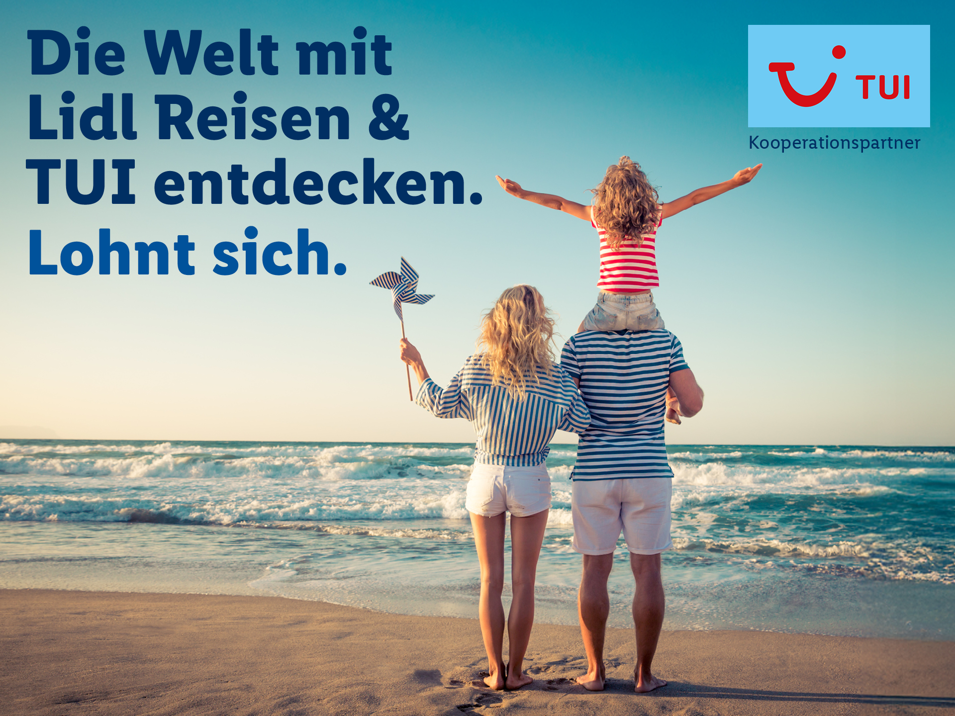 TUI Angebote von Lidl Reisen Teaser: Eine Familie steht am Strand.