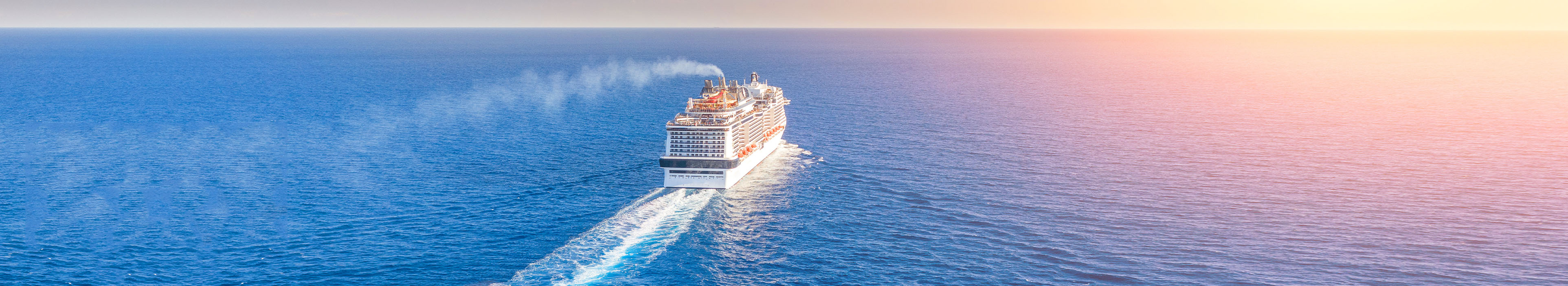 Ein Kreuzfahrtschiff auf einer Hochseekreuzfahrt auf dem offenen Meer.