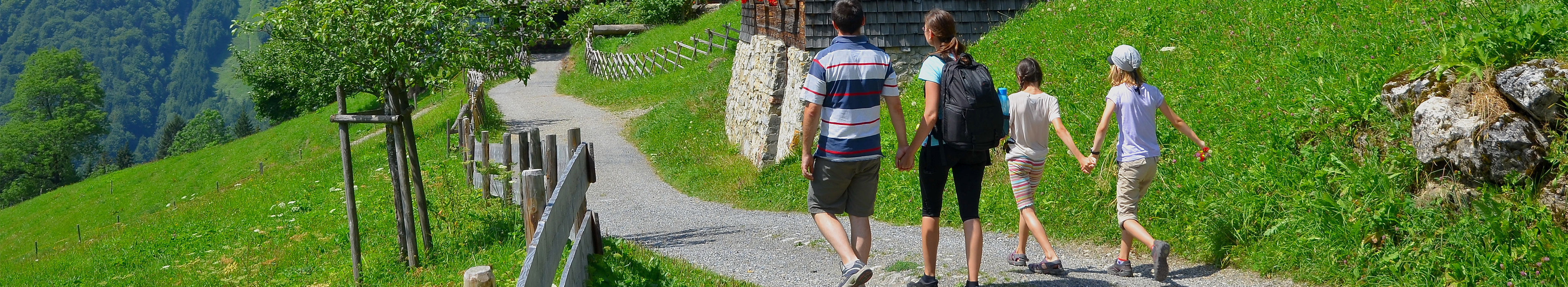 Bayern, Familie im Urlaub auf Wanderung in den Alpen