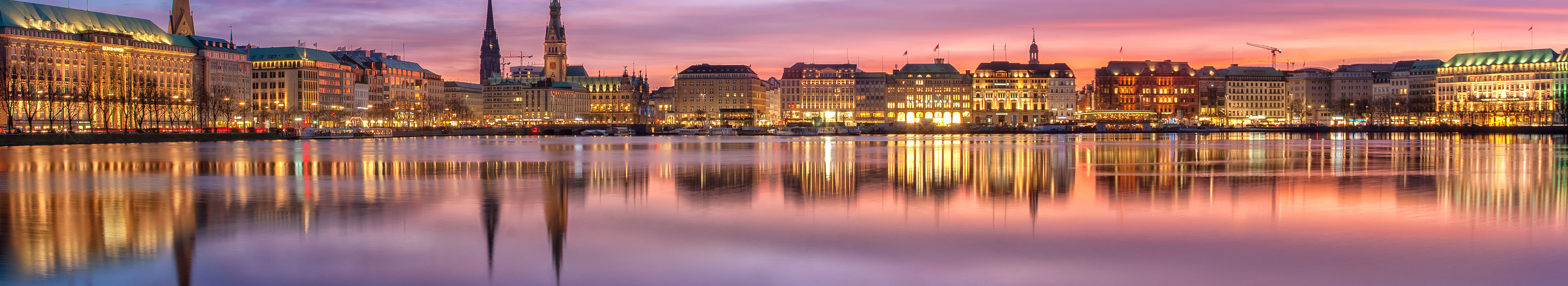 Die Binnenalster in Hamburg am Abend.