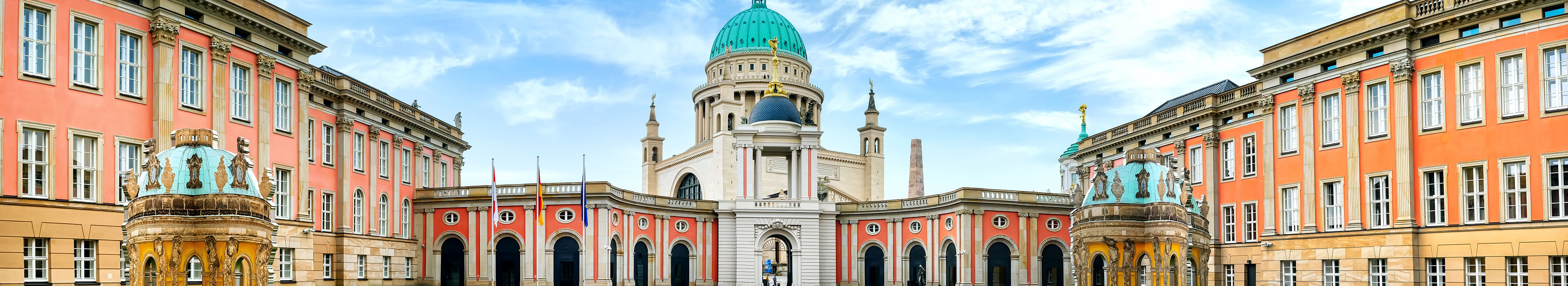 Die Nikolaikirche und der Landtag von Brandenburg in Potsdam, Deutschland.