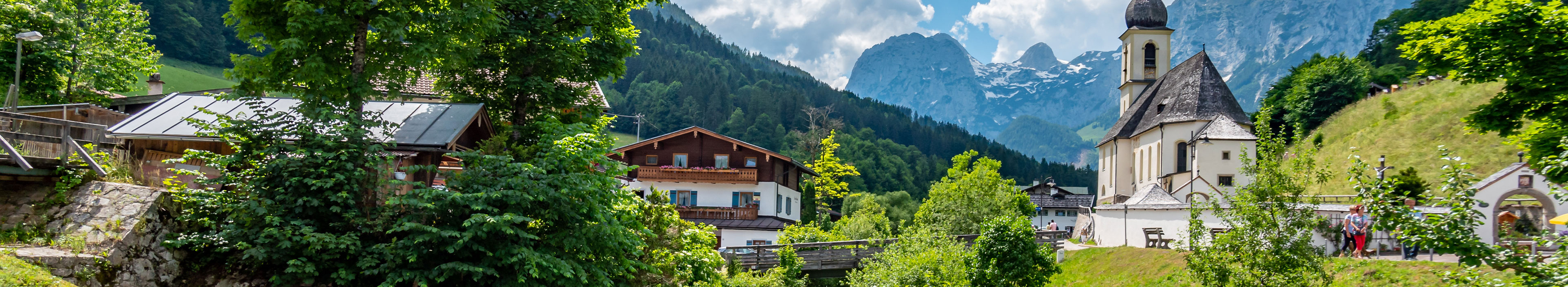 Urlaub Bayern. Kirche im idyllischen Bergdorf.