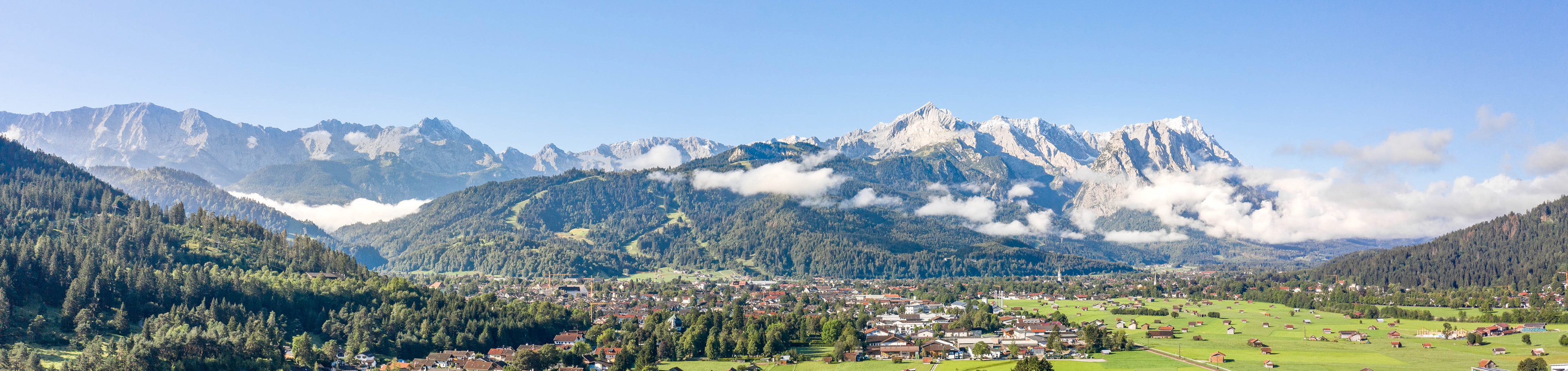 Vogelperspektive auf die Landschaft von Garmisch-Partenkirchen.