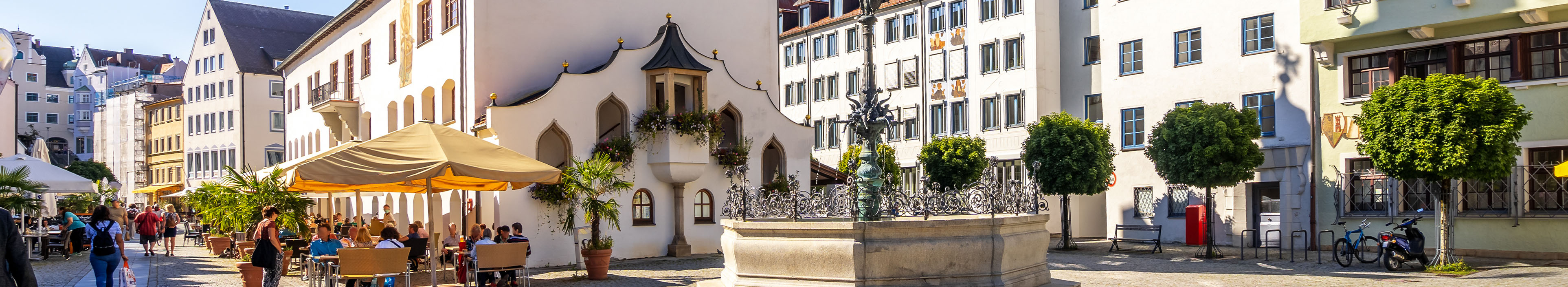 Marktplatz in Kempten mit Häusern und Hotels