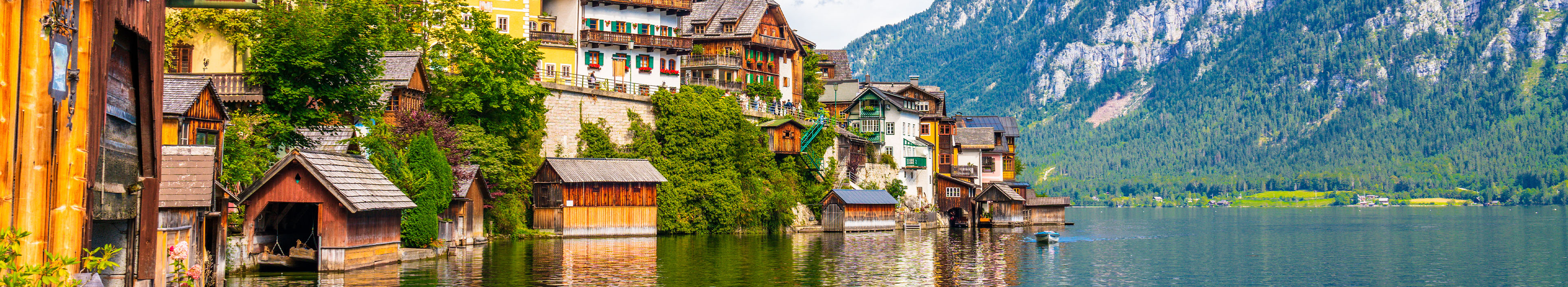 Zwei Liegestühle mit Sonnenschirm in Österreich mit Blick in die Berge.