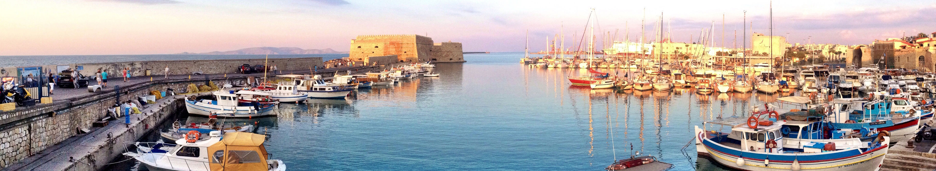 Kreta Urlab. Viele kleine verschiedene Fischerboote im Hafen angelegt.