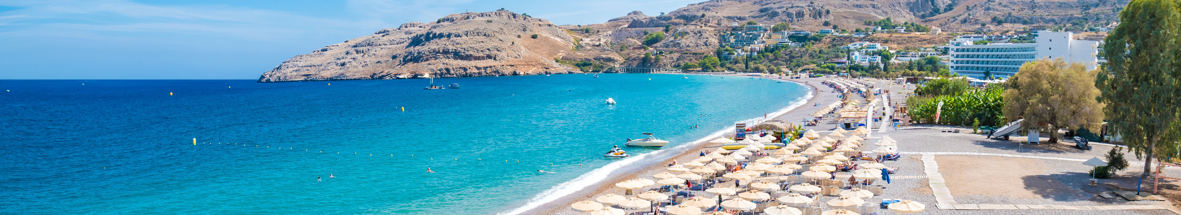 Strand auf Rhodos mit Sonnenschirmen