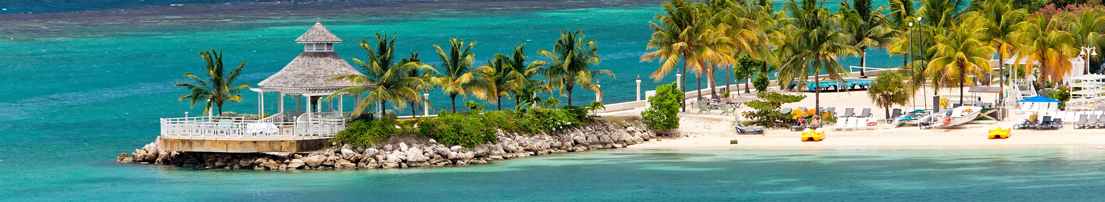 Strand auf Jamaika mit Palmen und weißen Sandstrand
