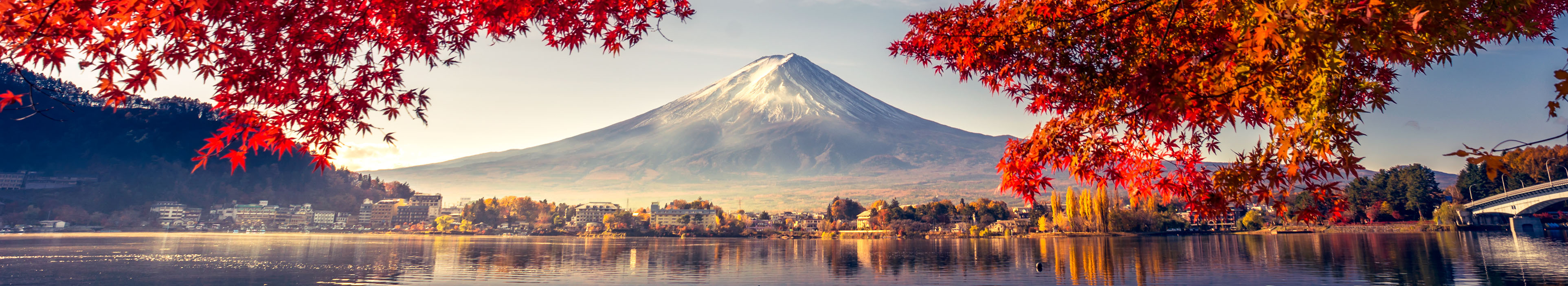 Malerischer Fluss im Herbst vor Fuji Vulkan, in Japan.