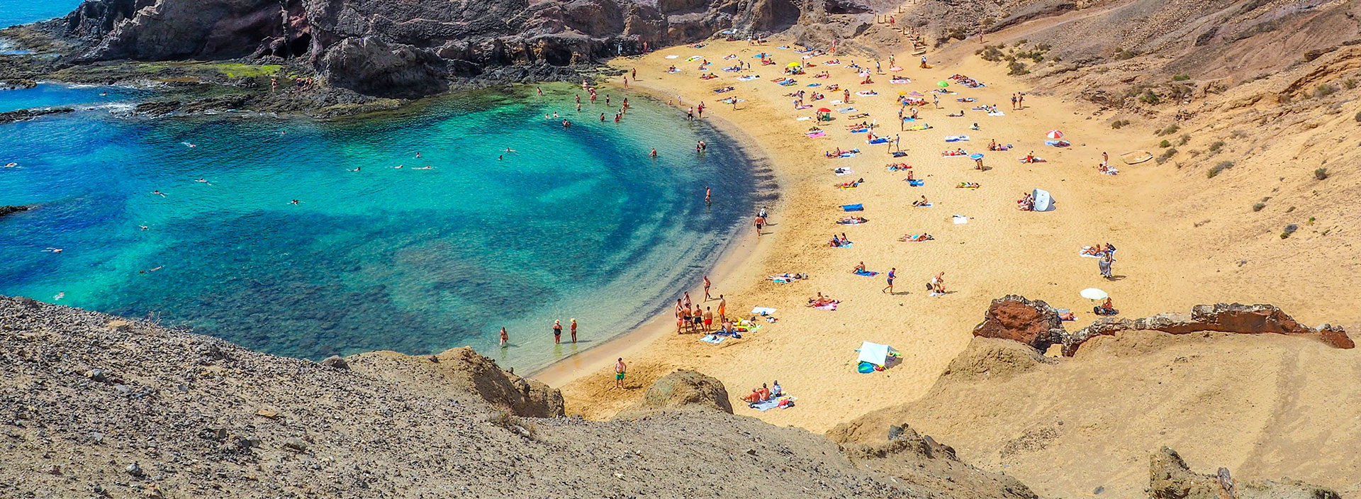 Ein Sandstrand auf Lanzarote