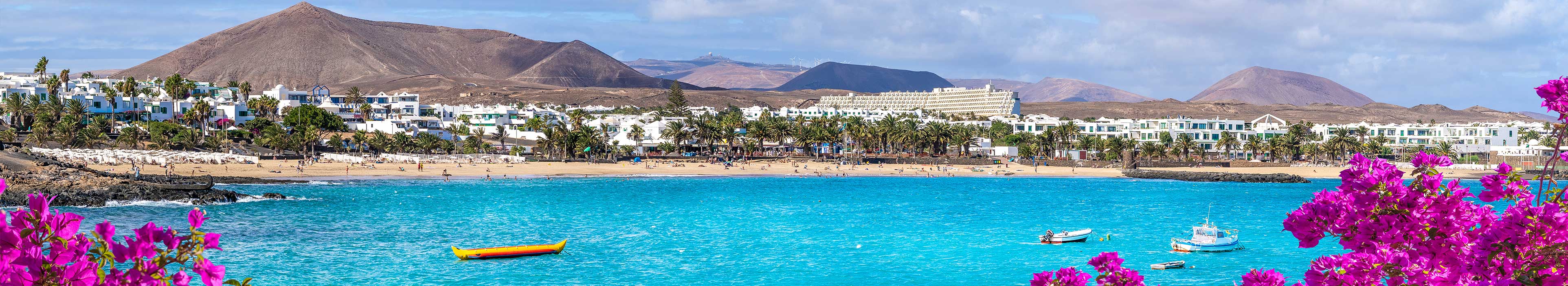 Landschaft mit Costa Teguise auf Lanzarote, Kanarische Inseln