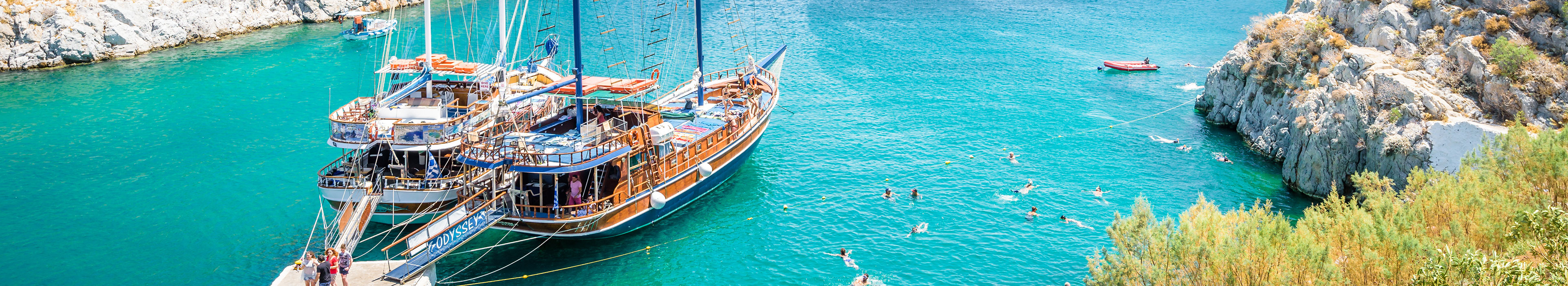 Bucht, Schiff und schwimmende Menschen auf Kos