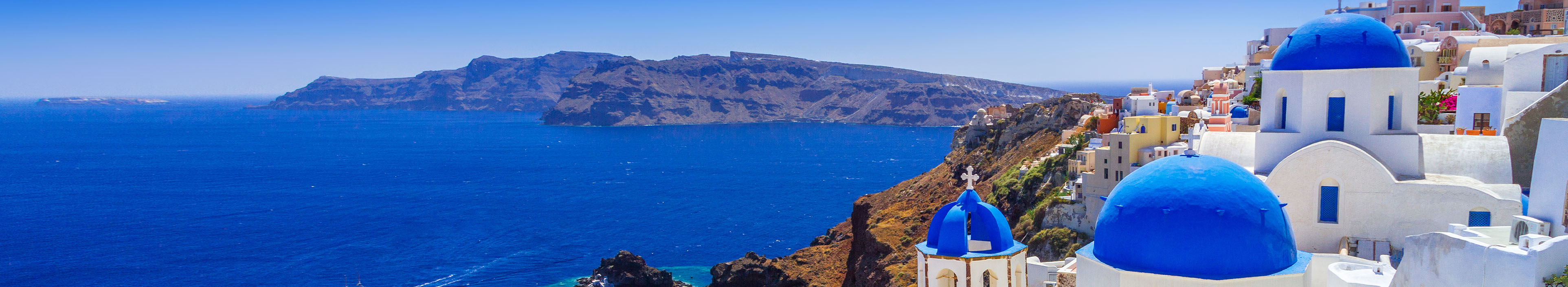Weiße Häuser mit blauem Dach an der Inselküste von Santorini, Griechenland.