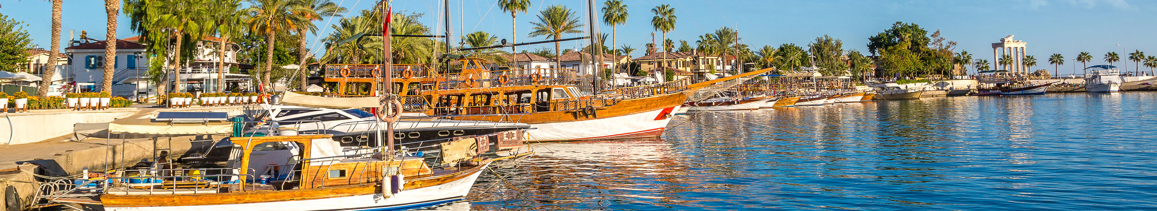 Angebundene Holzschiffe im Hafen von Side, Türkei.