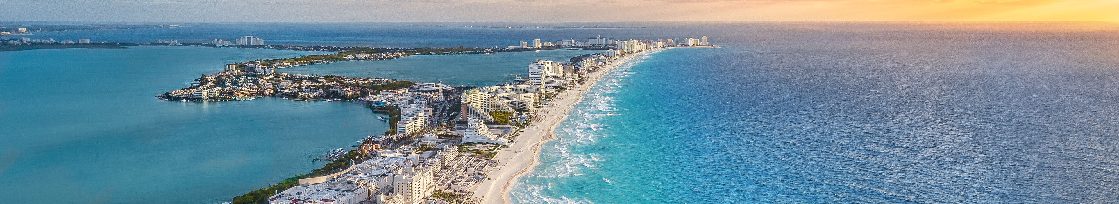 Blick von oben auf die Küste Cancuns, Mexiko.