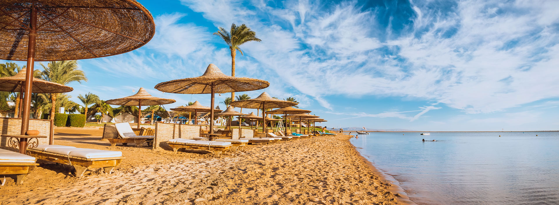 Ein Strand in Ägypten mit Sonnenliegen und Sonnenschirmen