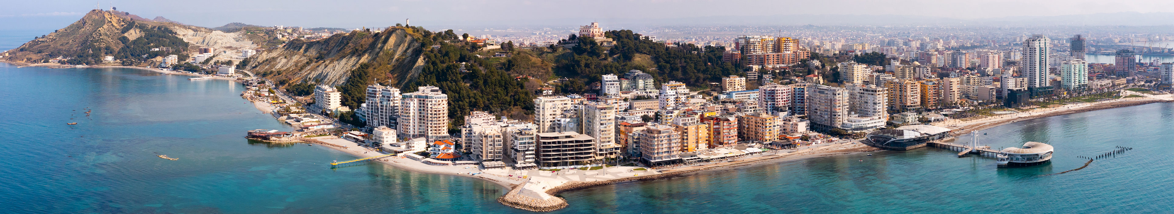 Blick auf Hotels und den Strand in Durres, Albanien.