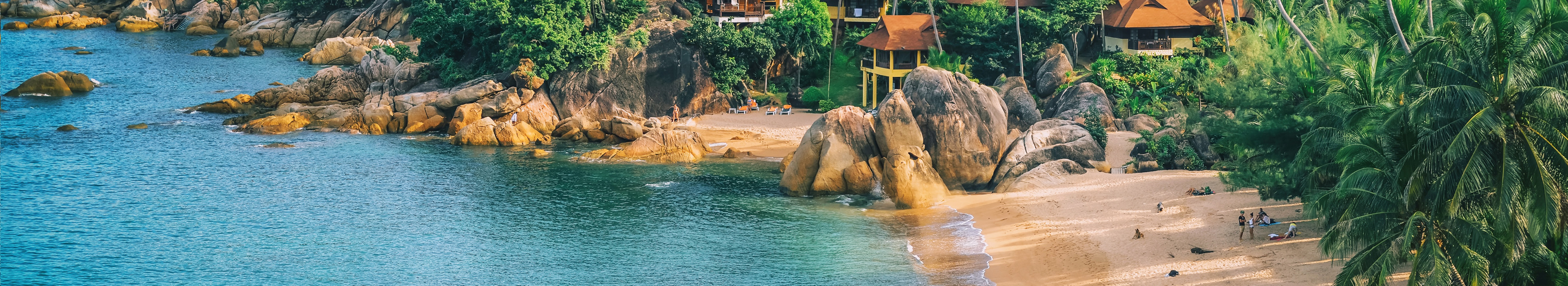 Panorama Blick auf die Ferienhäuser am tropischen Strand mit Palmen in Kho Samui, Thailand.