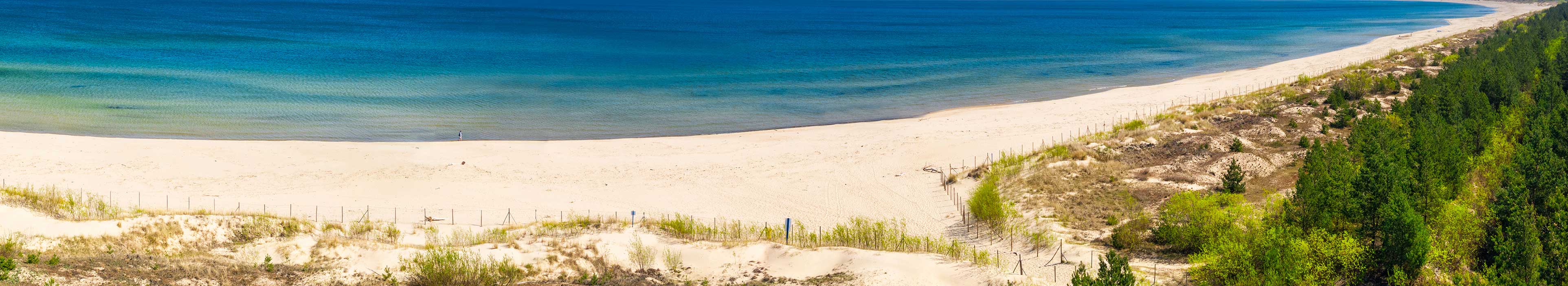 Schöne Kulisse des Ostseestrandes in Sobieszewo im Sommer, Polen
