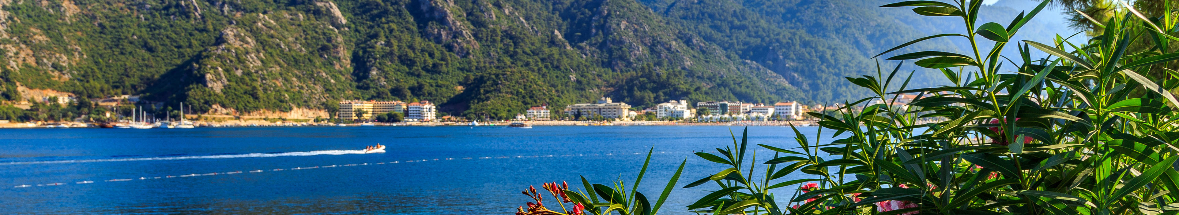 Sonnenschirme an einem Strand in der Türkei
