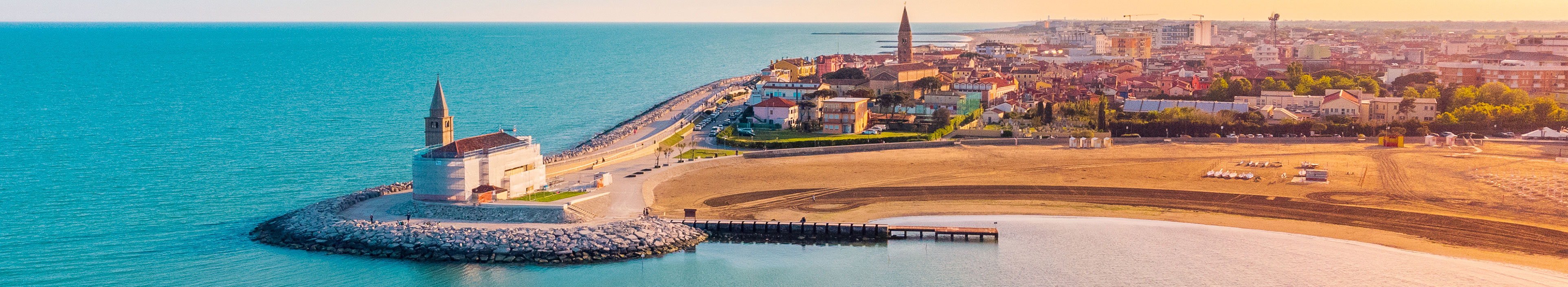Blick auf Caorle während des Sonnenuntergangs.