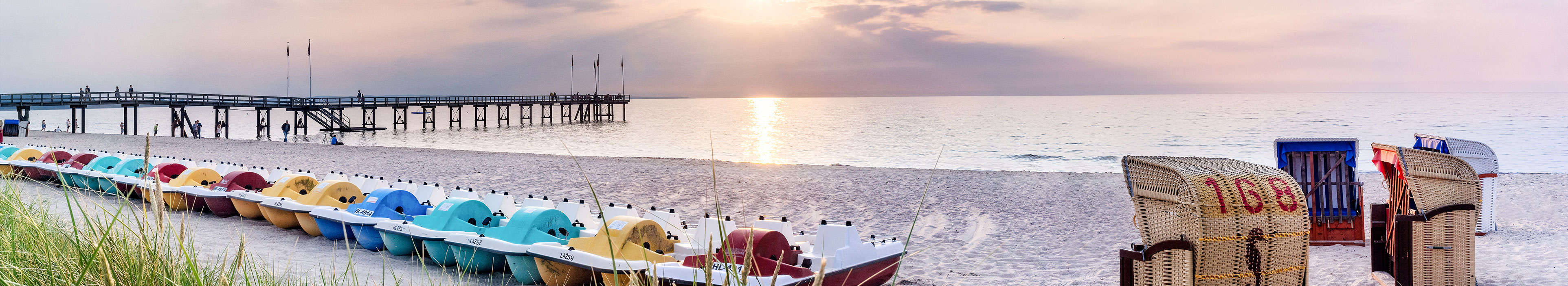 Bunte Tretboote im Sonnenuntergang, Weißenhäuser Strand, Ostsee