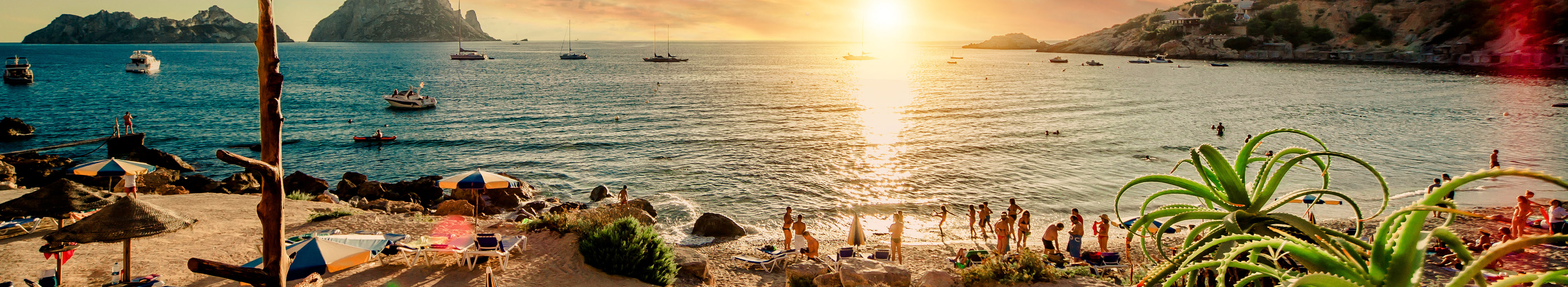 Ibiza Urlaub. Blick aufs Meer mit schönem Sonnenuntergang.