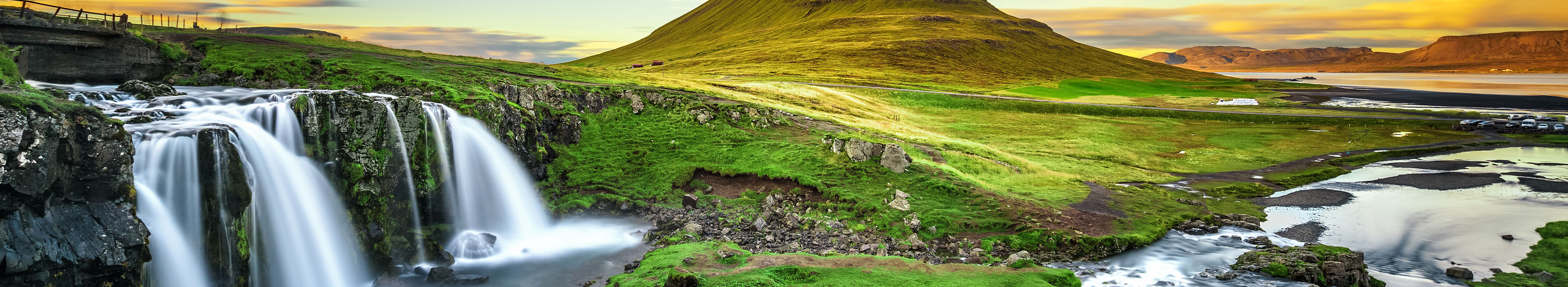 Urlaub Island. Kleiner Wasserfall, der durch von moosbedeckten Felsen fließt.