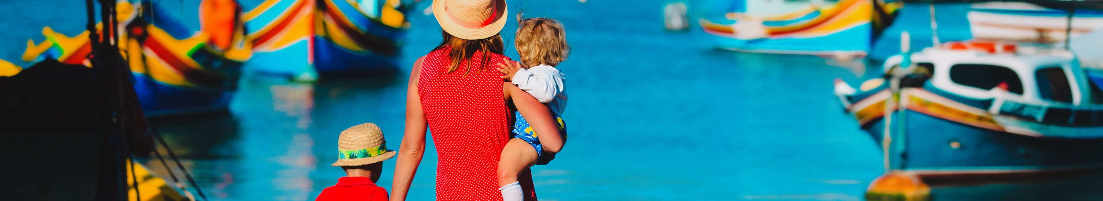 Frau und zwei Kinder stehen am Hafen auf Malta
