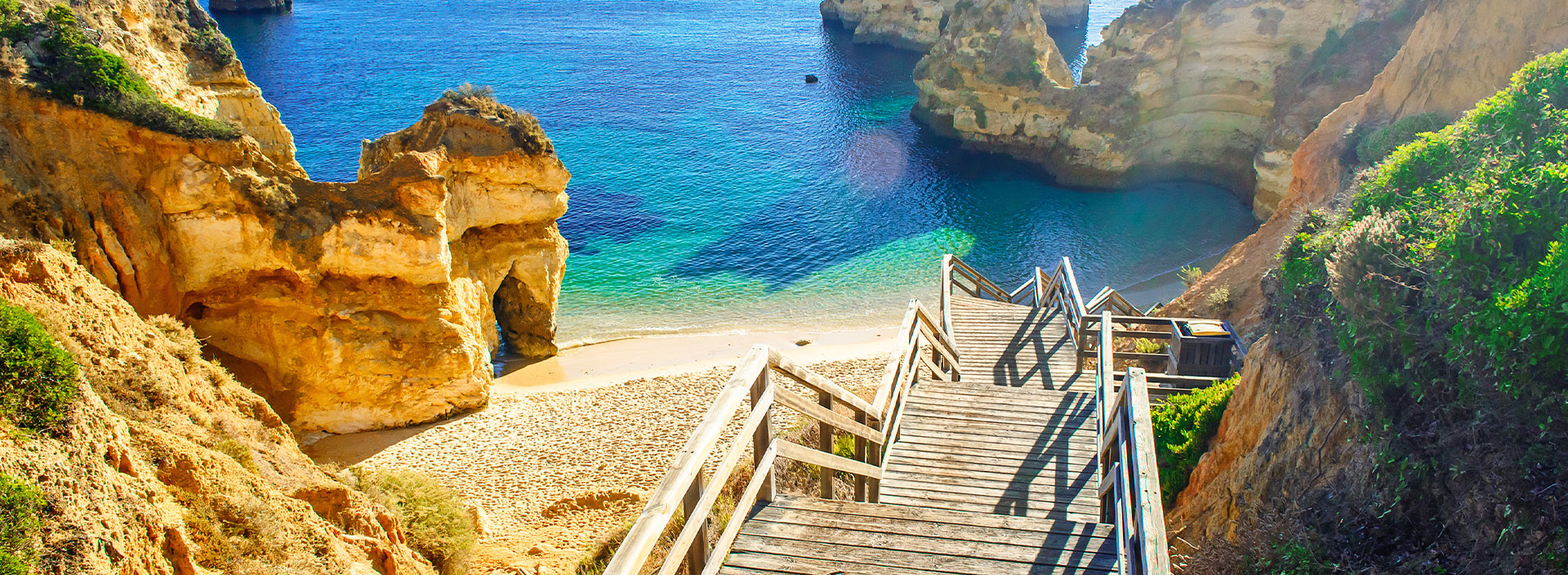 Eine Treppe die zu einer Bucht an der Küste Portugals führt.