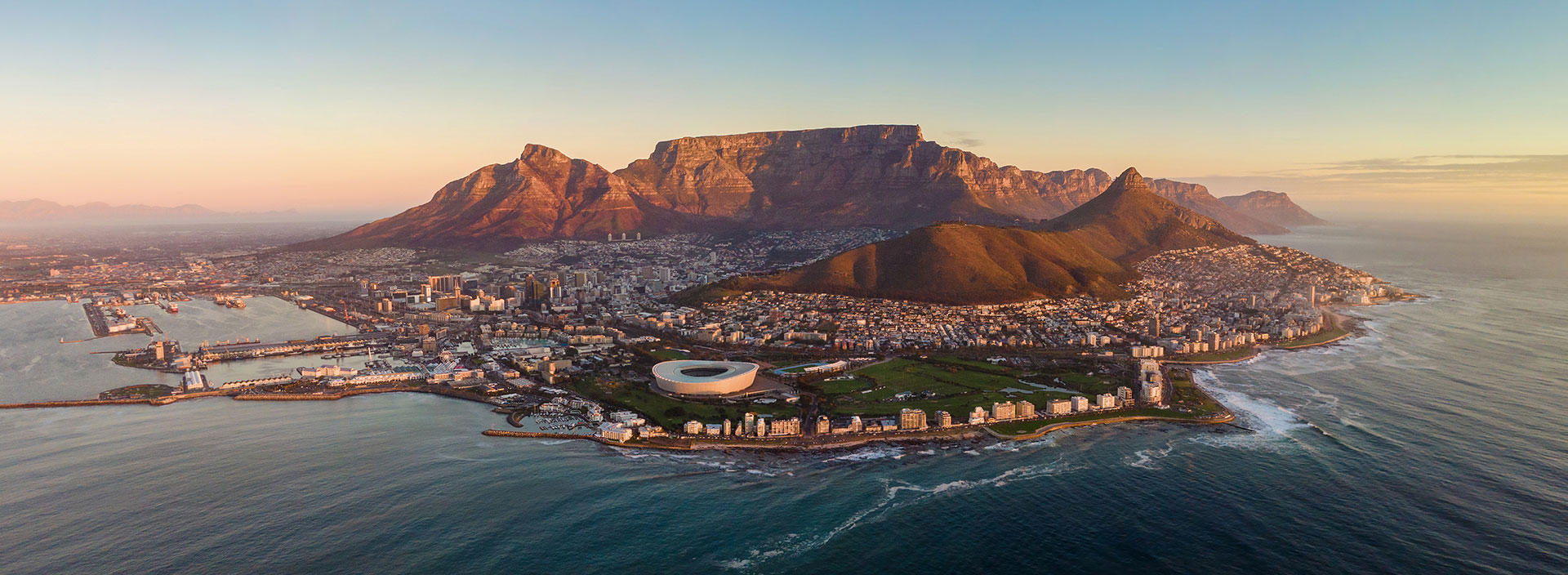 Die Küste von Südafrika bei Sonnenuntergang