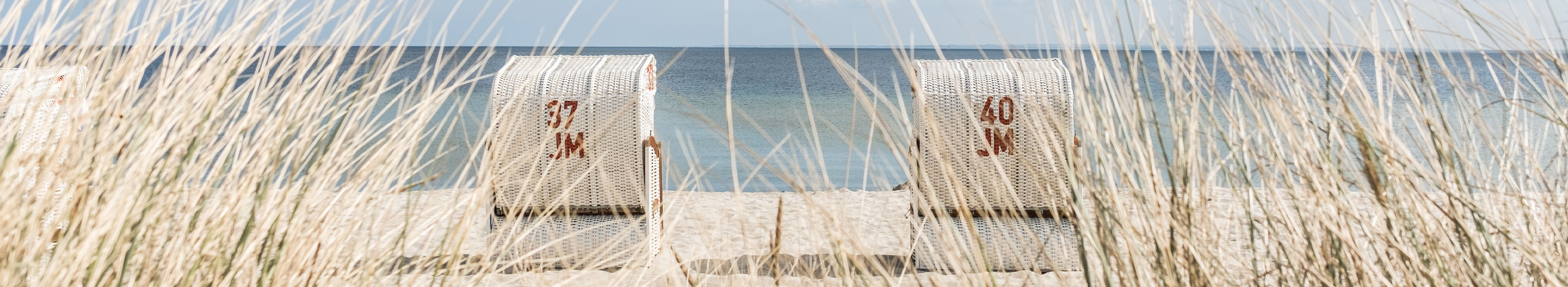 Strand an der Ostsee, Strandkörbe und das Meer. 