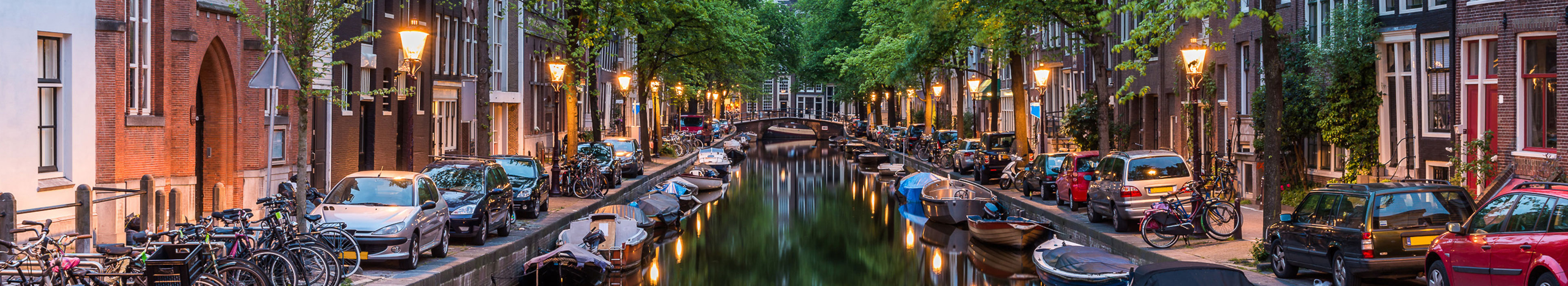 Amsterdam Stadt, beleuchtetes Gebäude und Kanal bei Nacht, Niederlande