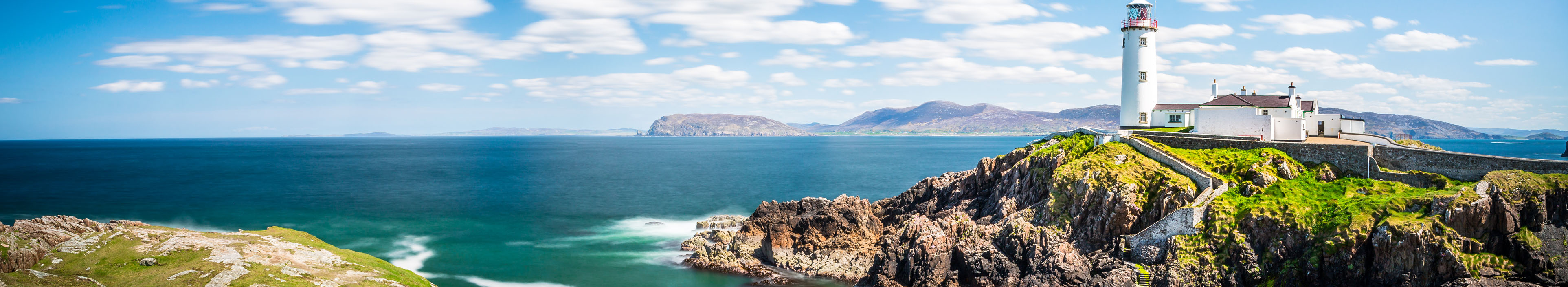 Küste und Leuchtturm in Irland