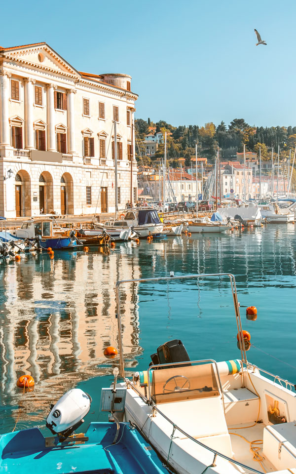 Blick auf die Marina in Slowenien