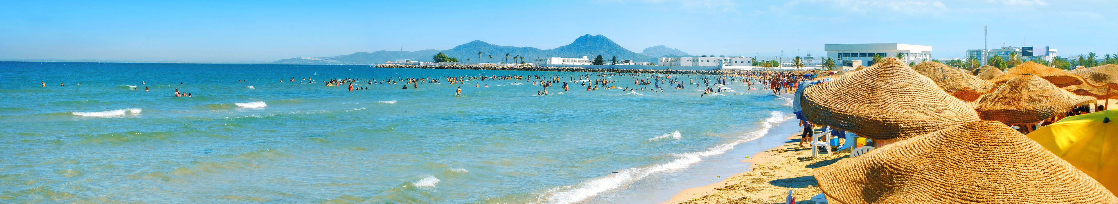 Sandstrand und Sonnenschirme Tunesien