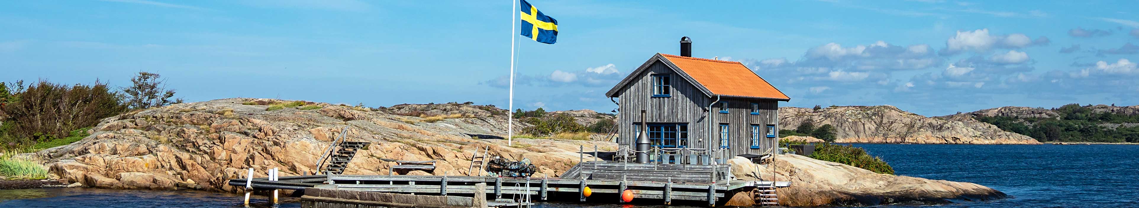 Holzhütte und Fahne auf der Insel Valön vor der Stadt Fjällbacka in Schweden