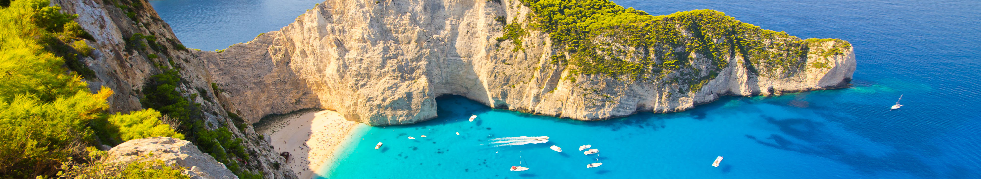 Boote im Meer beim Navagio Stand auf der Insel Zakynthos, Griechenland.