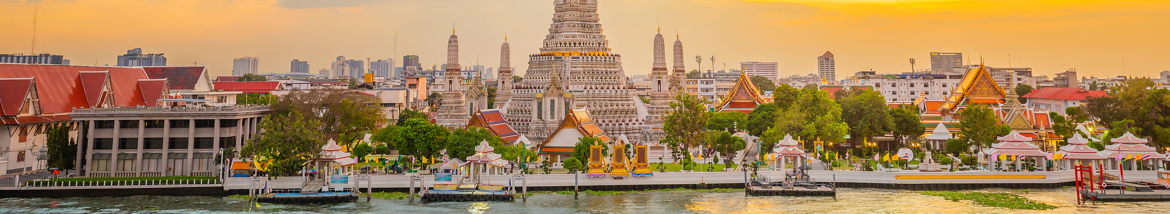 Wat Arun-Panoramablick bei Sonnenuntergang, ein buddhistischer Tempel in Bangkok, Thailand, Wat Arun ist eines der bekanntesten Wahrzeichen Thailands. Jetzt Bangkok urlaub buchen mit Lidl Reisen