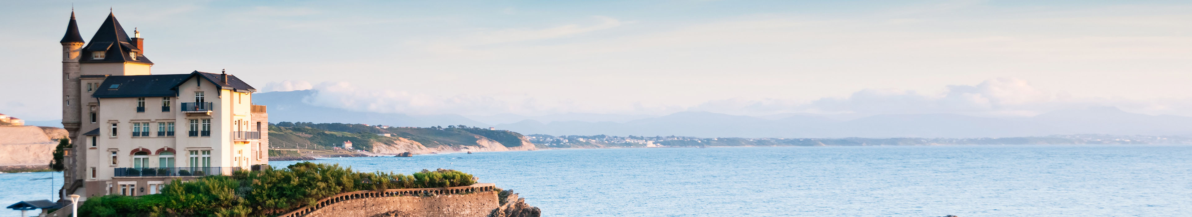 Haus auf einem Felsen im Meer in Biarritz