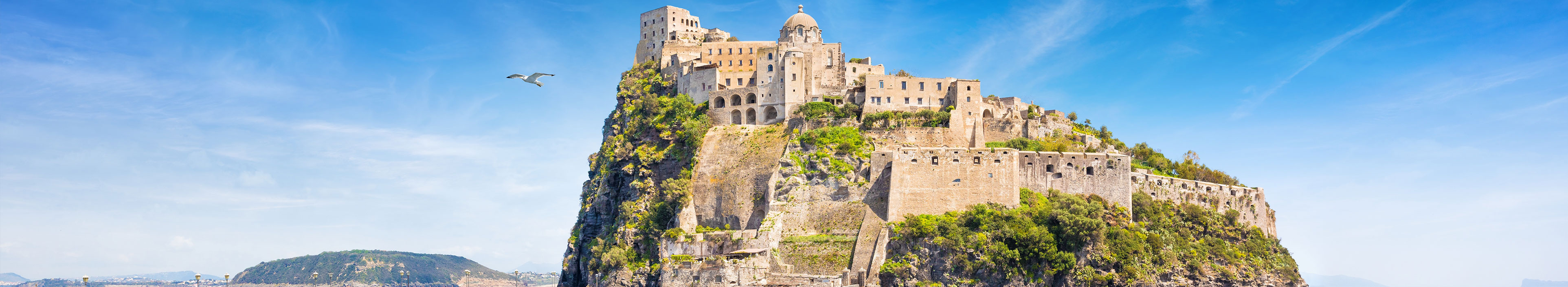 Das Castello Aragonese ist eine beliebte Sehenswürdigkeit im Tyrrhenischen Meer in der Nähe der Insel Ischia, Italien.