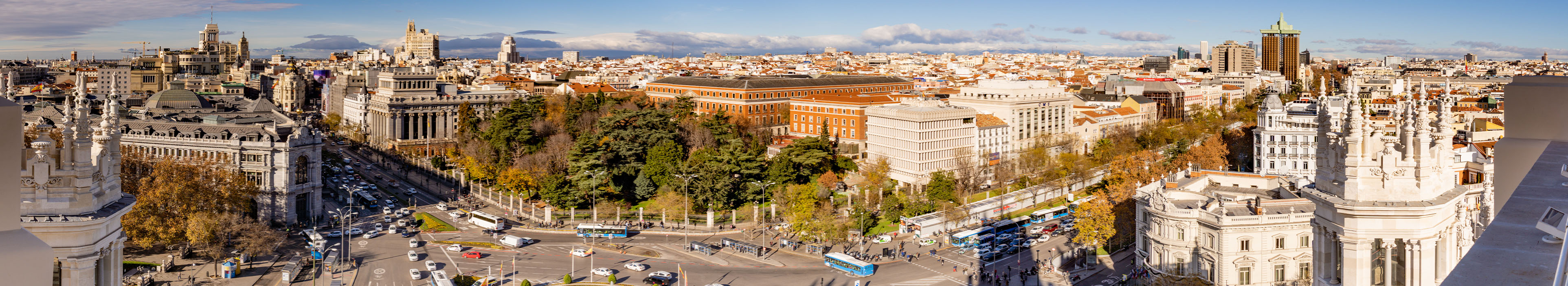 Blick auf einen Platz in Madrid, umgeben von Hotels und weiteren Gebäuden.
