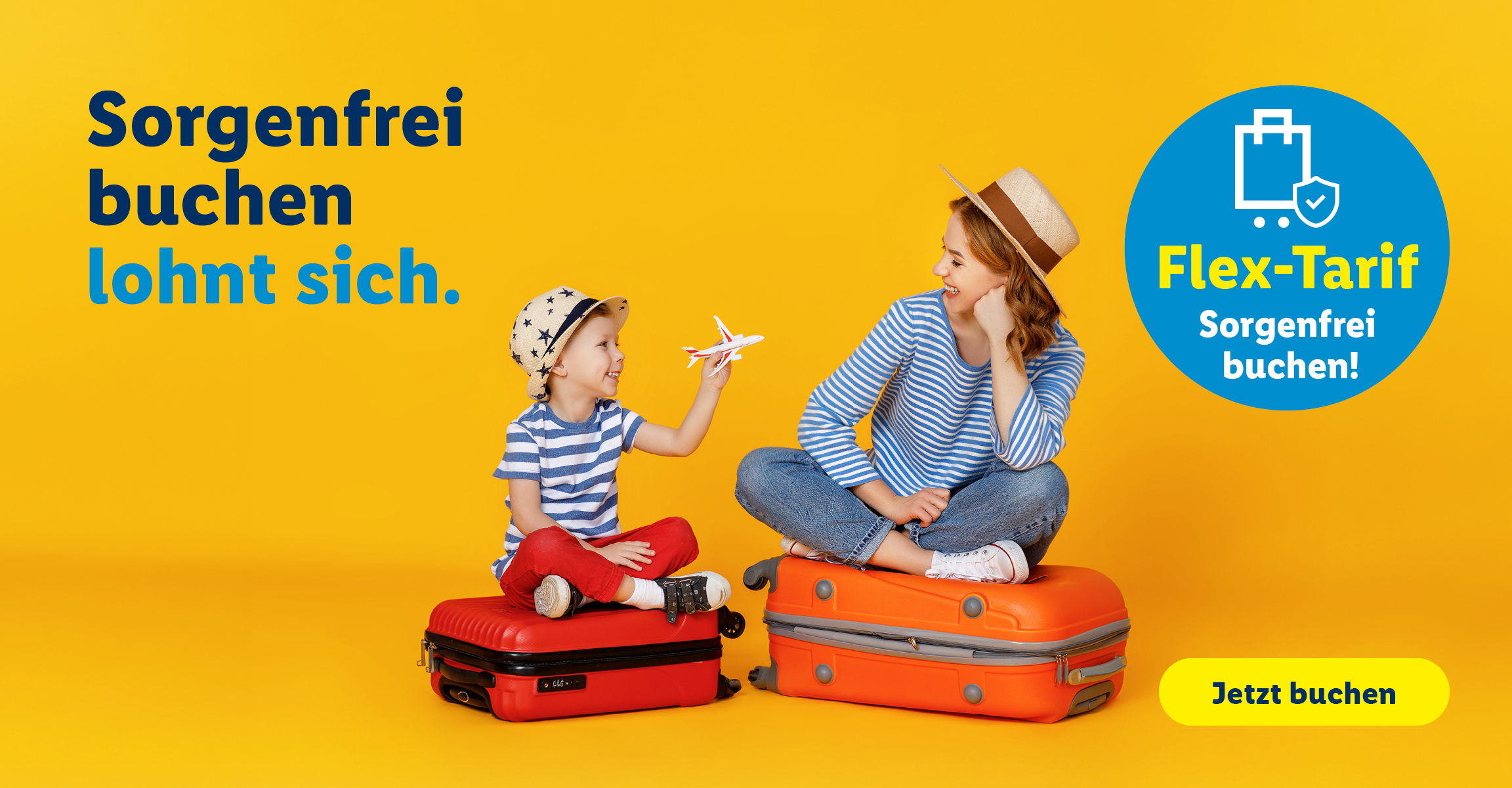 Werbebanner für den Lidl Reisen Flex-Tarif auf gelbem Hintergrund. Eine Frau mit Sonnenhut und ein kleiner Junge sitzen lächelnd auf Koffern. Das Kind hält ein Spielzeugflugzeug in der Hand.  Ein blaues Kreissymbol rechts bewirbt den „Flex-Tarif – Sorgenfrei buchen“. Unten rechts befindet sich ein gelber Button mit der Aufschrift „Jetzt buchen“. Beim Klick wird man auf die Angebote mit dem Flex-Tarif weitergeleitet.